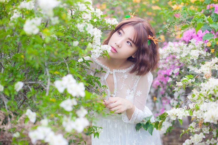 短发美女蕾丝白裙美丽动人图片