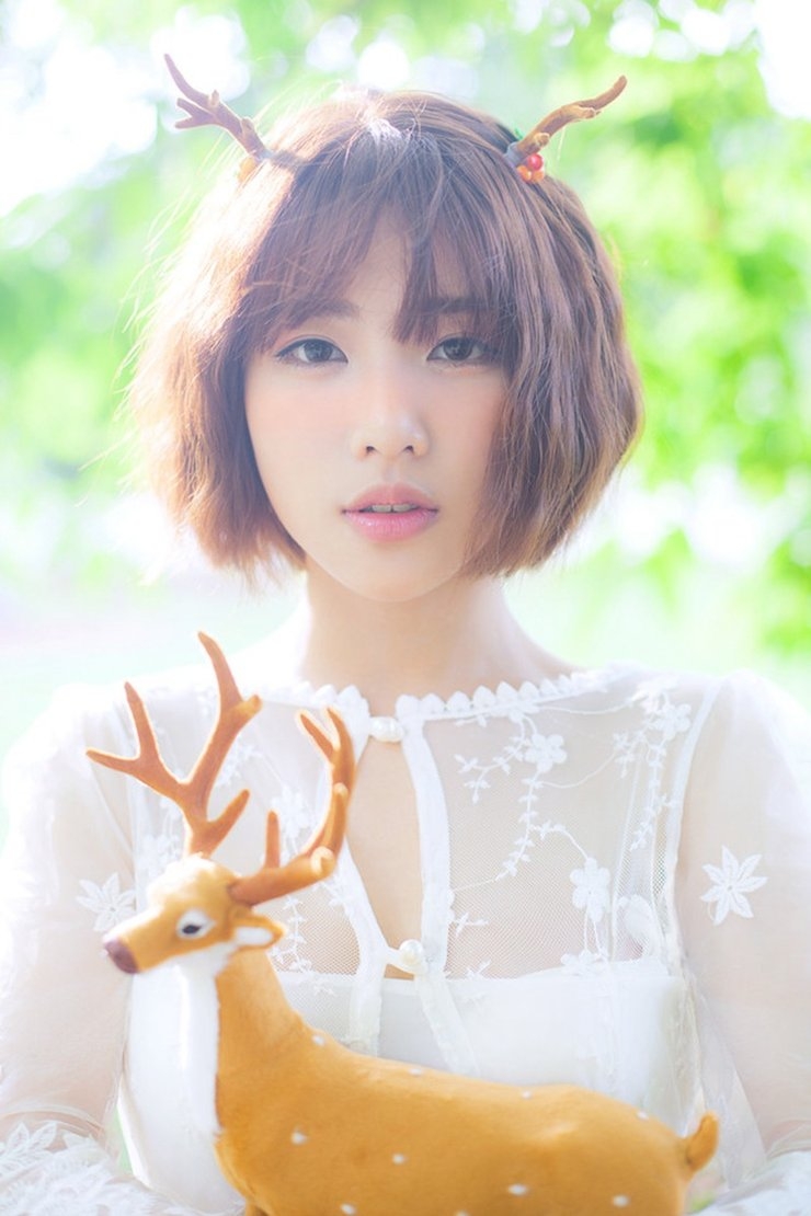 短发美女蕾丝白裙美丽动人图片