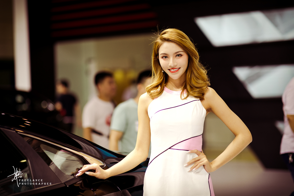 金色卷发美女车模董董完美身材凹凸有致车展写真