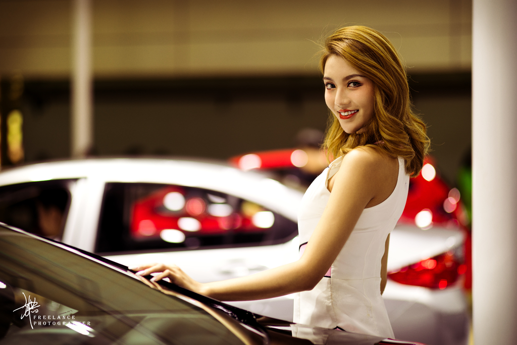 金色卷发美女车模董董完美身材凹凸有致车展写真