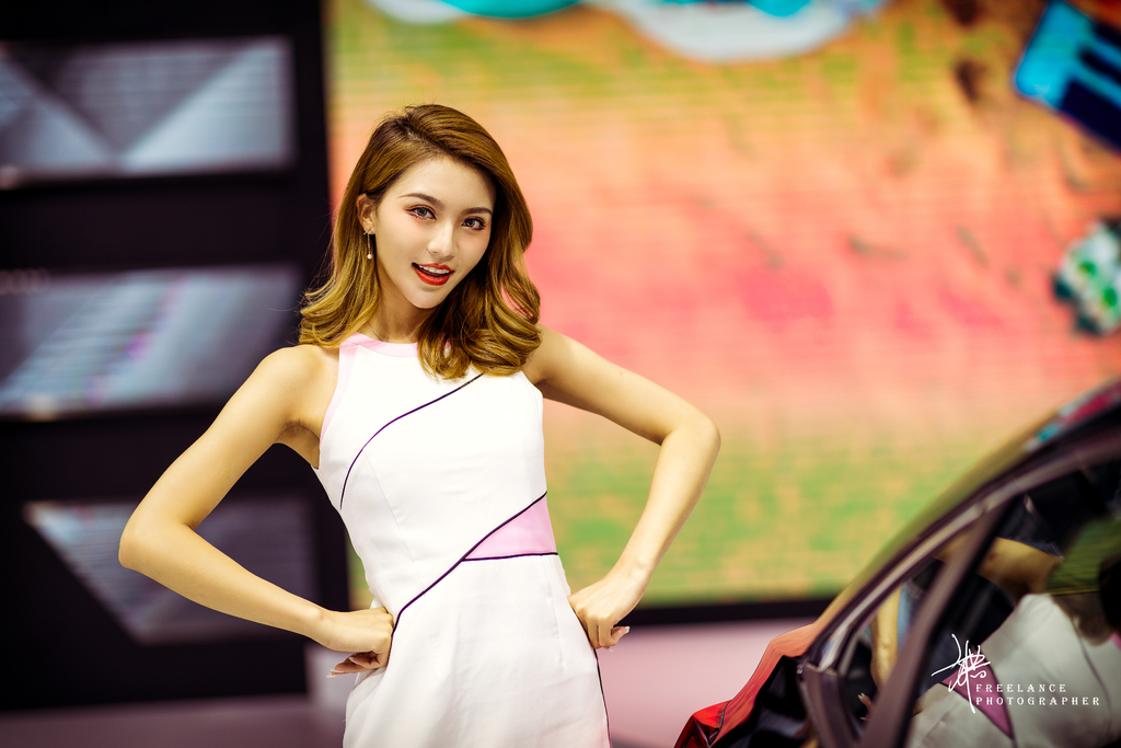 金色卷发美女车模董董完美身材凹凸有致车展写真