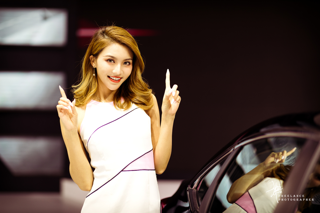 金色卷发美女车模董董完美身材凹凸有致车展写真