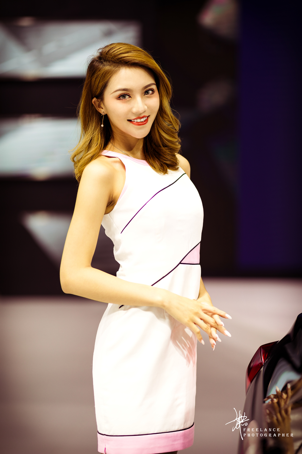 金色卷发美女车模董董完美身材凹凸有致车展写真