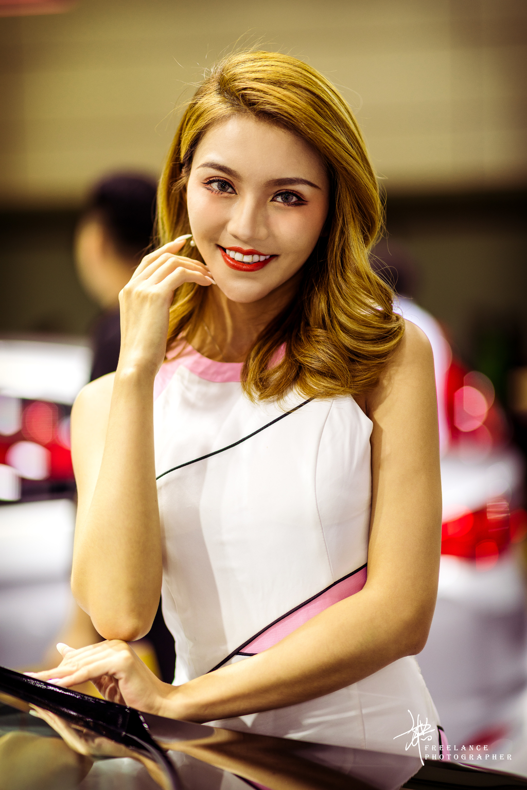 金色卷发美女车模董董完美身材凹凸有致车展写真