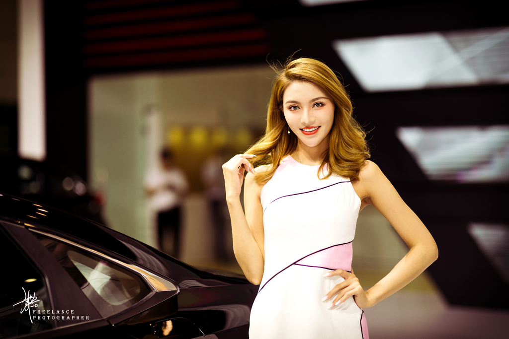 金色卷发美女车模董董完美身材凹凸有致车展写真