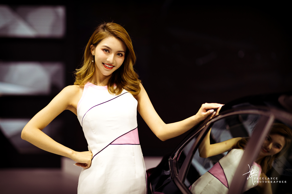 金色卷发美女车模董董完美身材凹凸有致车展写真