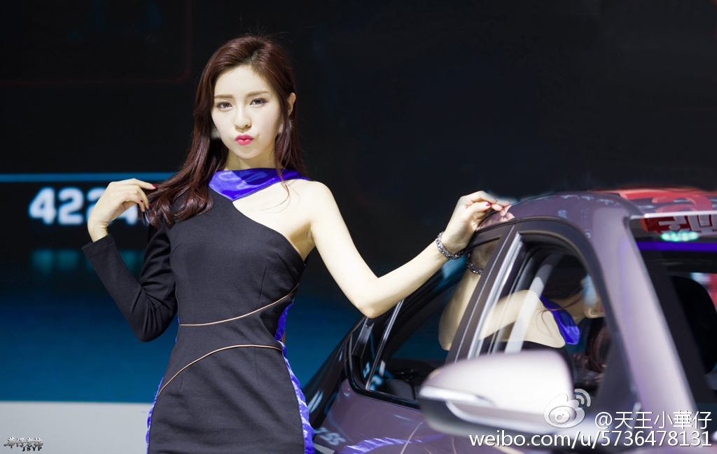 高挑高跟美女车模露长腿