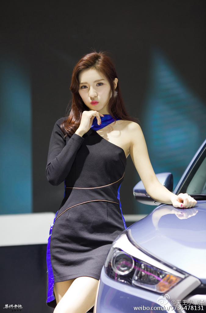 高挑高跟美女车模露长腿