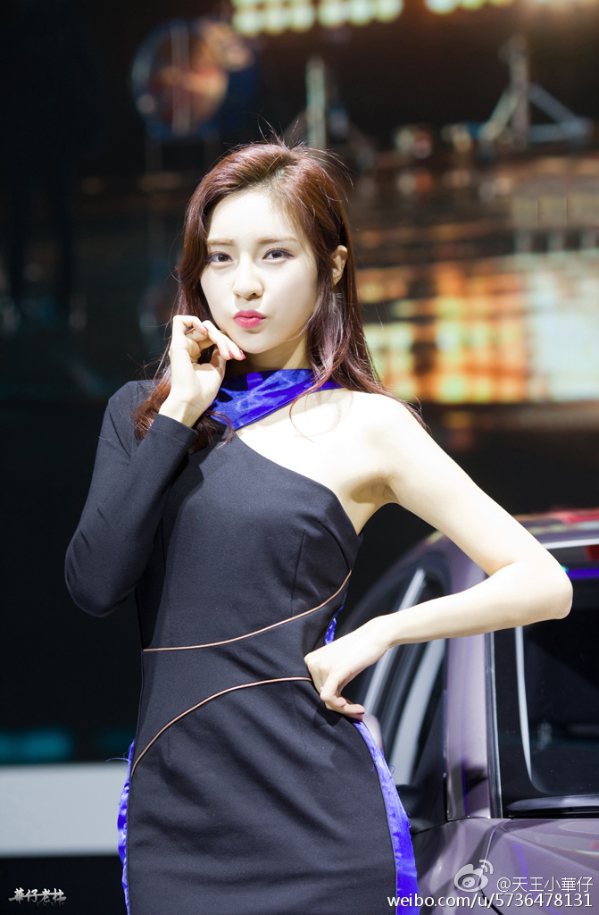 高挑高跟美女车模露长腿