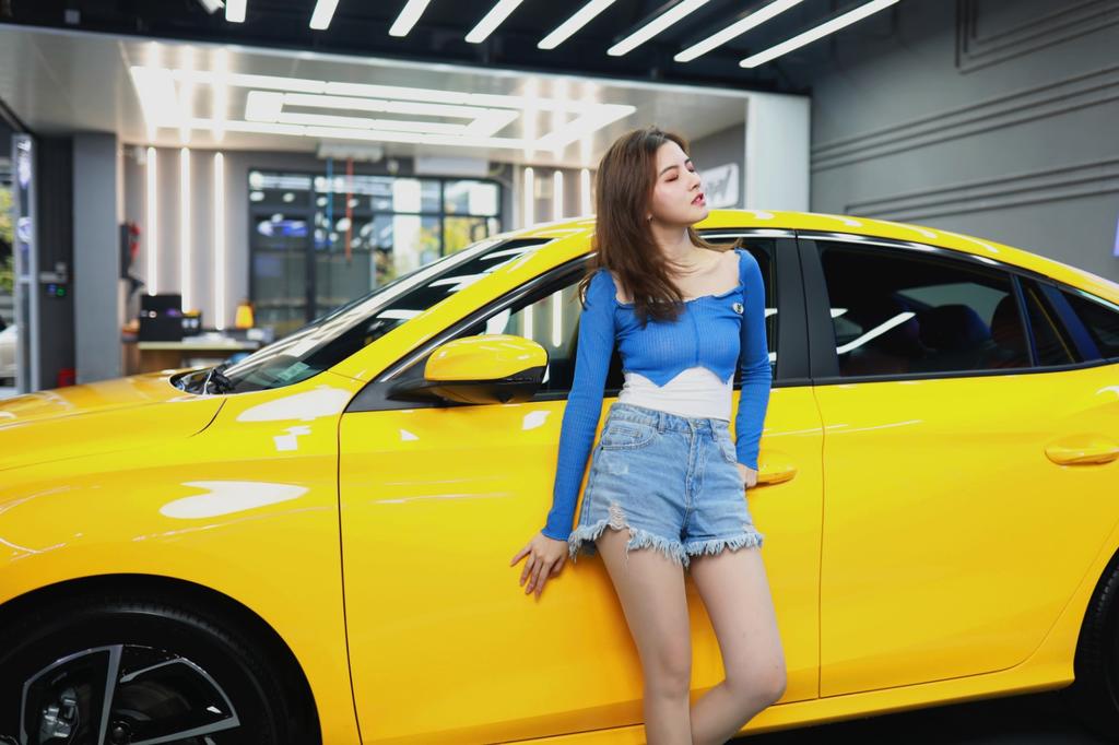 美女车模牛仔热裤美腿诱惑写真