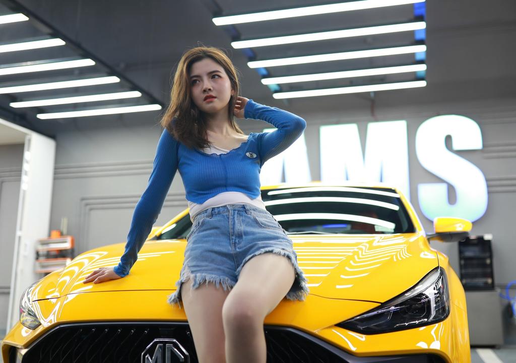 美女车模牛仔热裤美腿诱惑写真