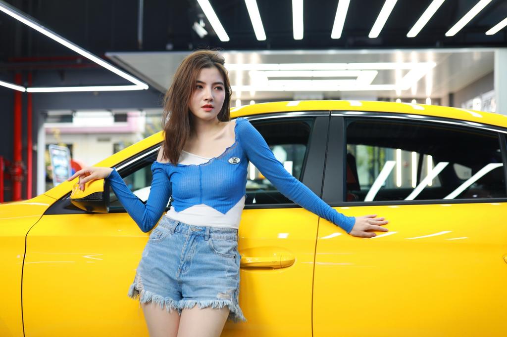 美女车模牛仔热裤美腿诱惑写真