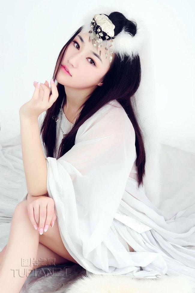 雪白狐仙裸露香肩 姿势性感诱惑