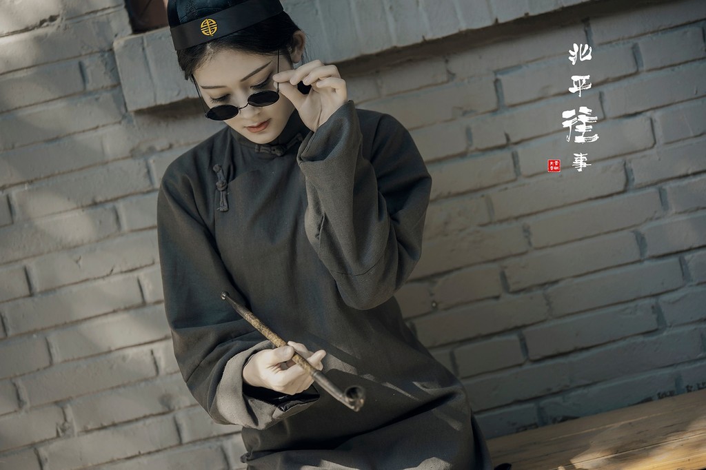 冷艳美女Cosplay民国浪荡公子古风摄影图片