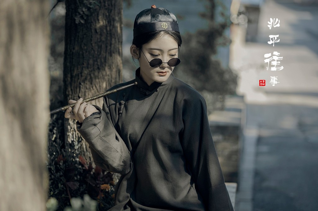 冷艳美女Cosplay民国浪荡公子古风摄影图片