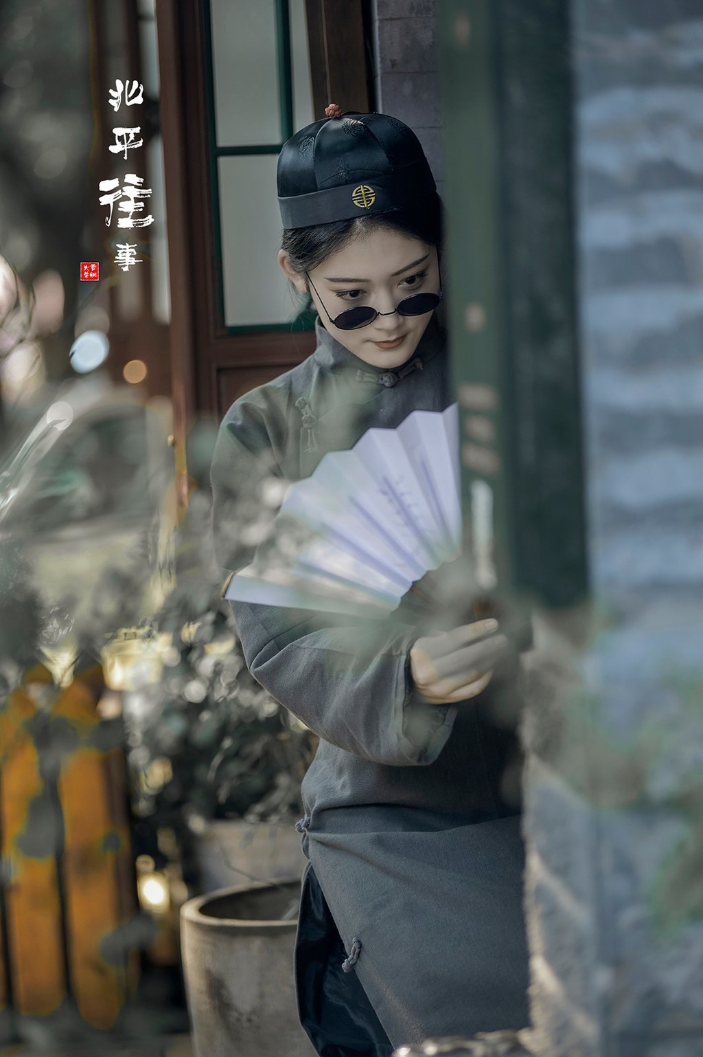 冷艳美女Cosplay民国浪荡公子古风摄影图片