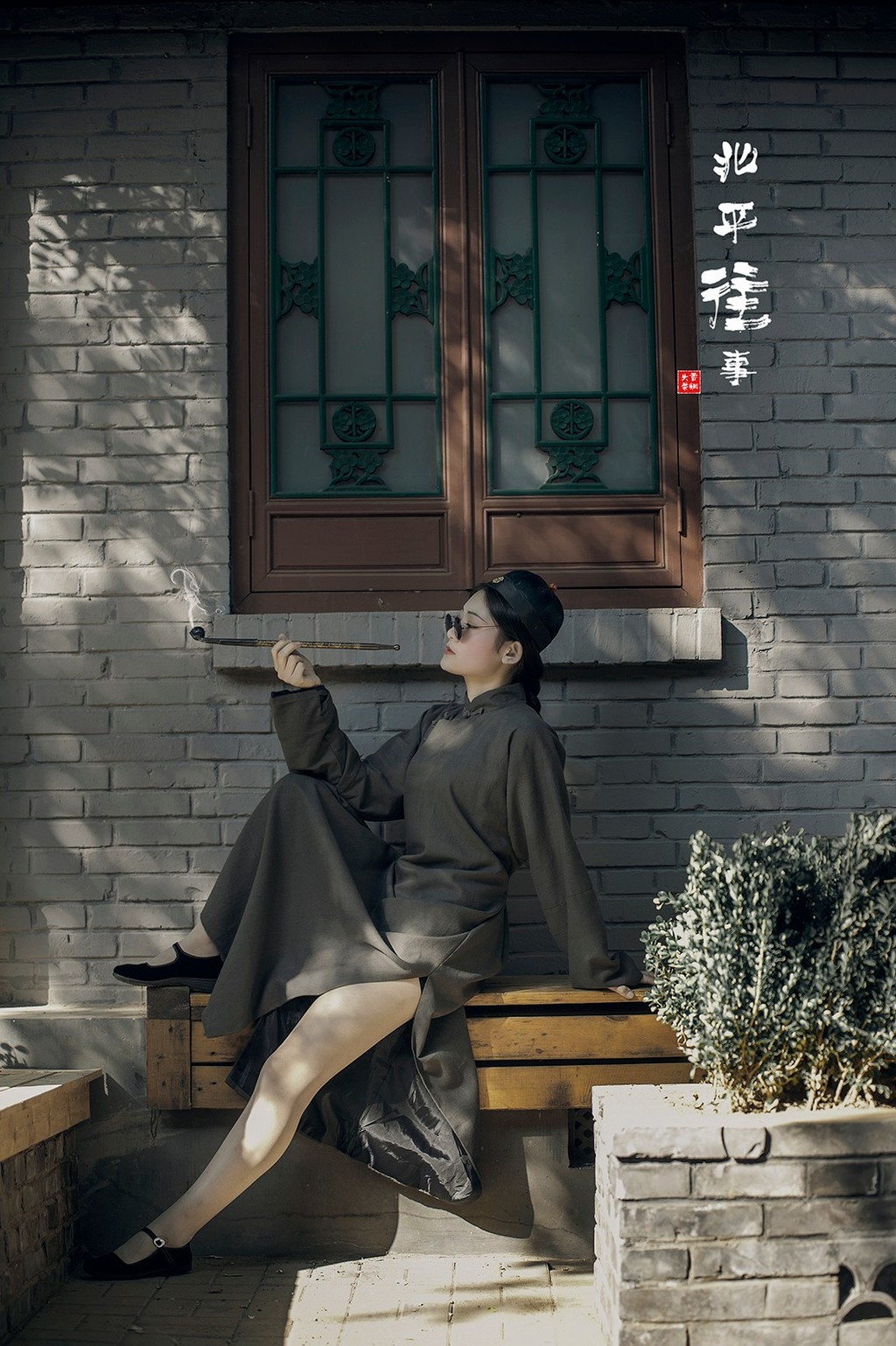 冷艳美女Cosplay民国浪荡公子古风摄影图片