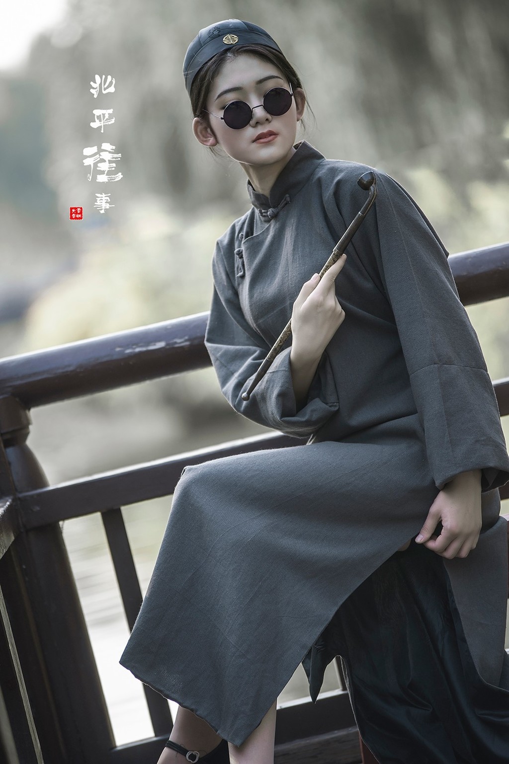 冷艳美女Cosplay民国浪荡公子古风摄影图片