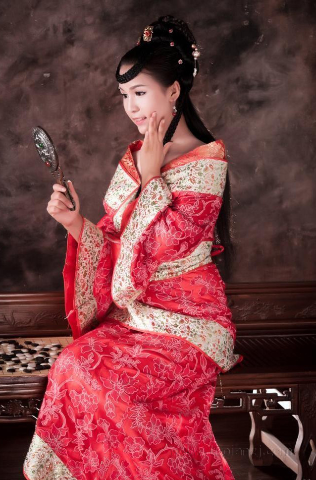 对镜梳妆古装美女 甜美模样令人喜爱