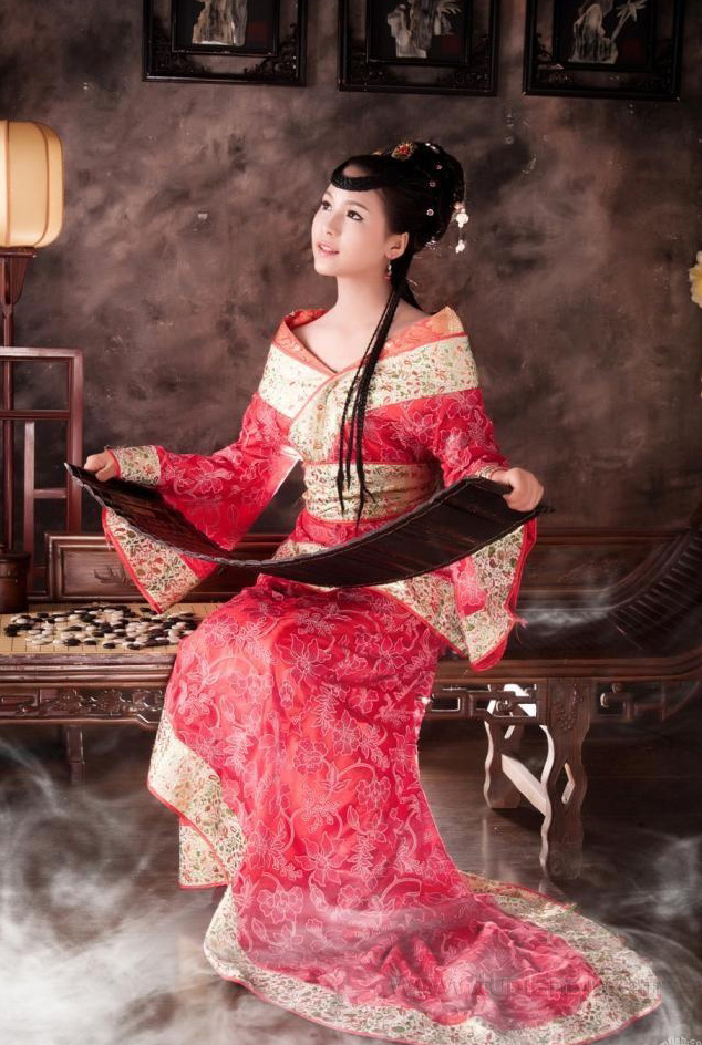 对镜梳妆古装美女 甜美模样令人喜爱