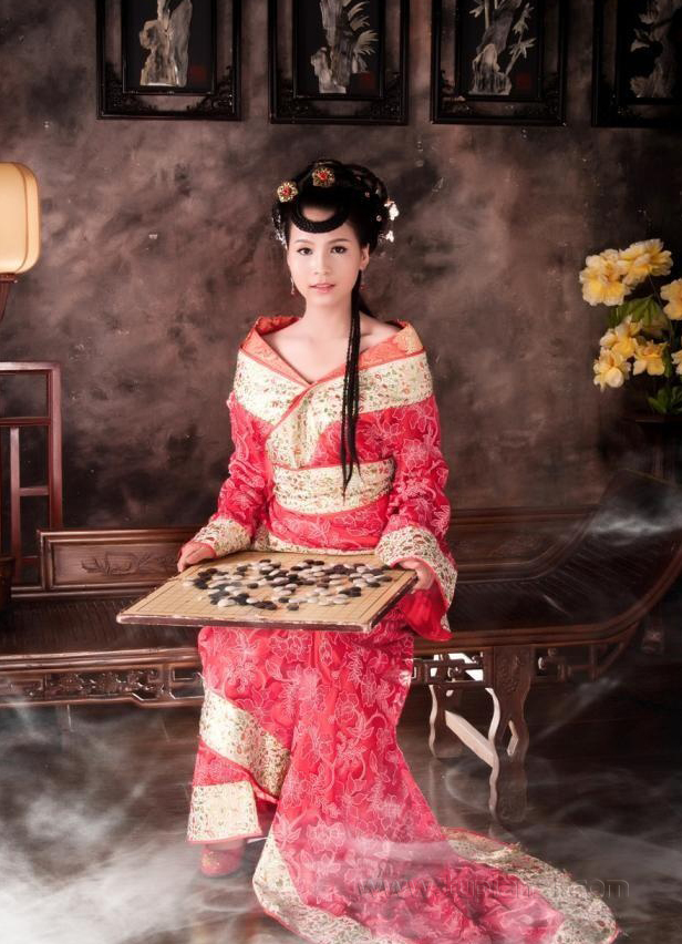 对镜梳妆古装美女 甜美模样令人喜爱