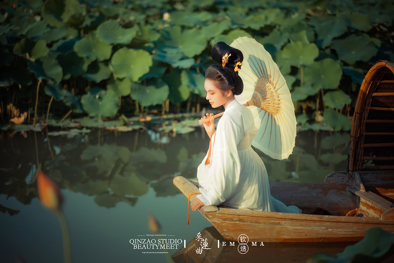 古装美女夏日采莲唯美古风摄影图片