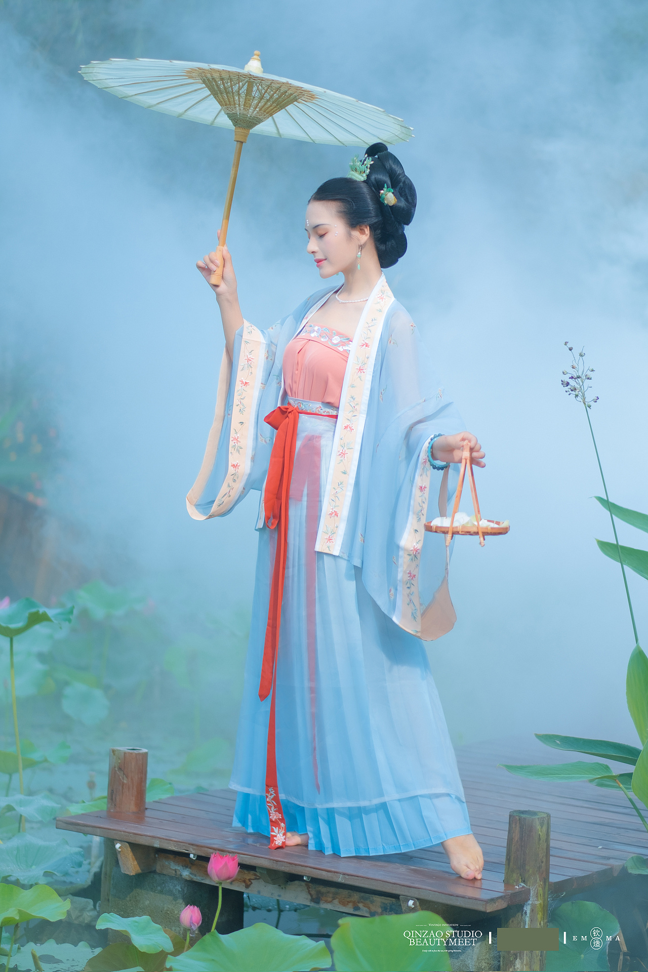 古装美女夏日采莲唯美古风摄影图片