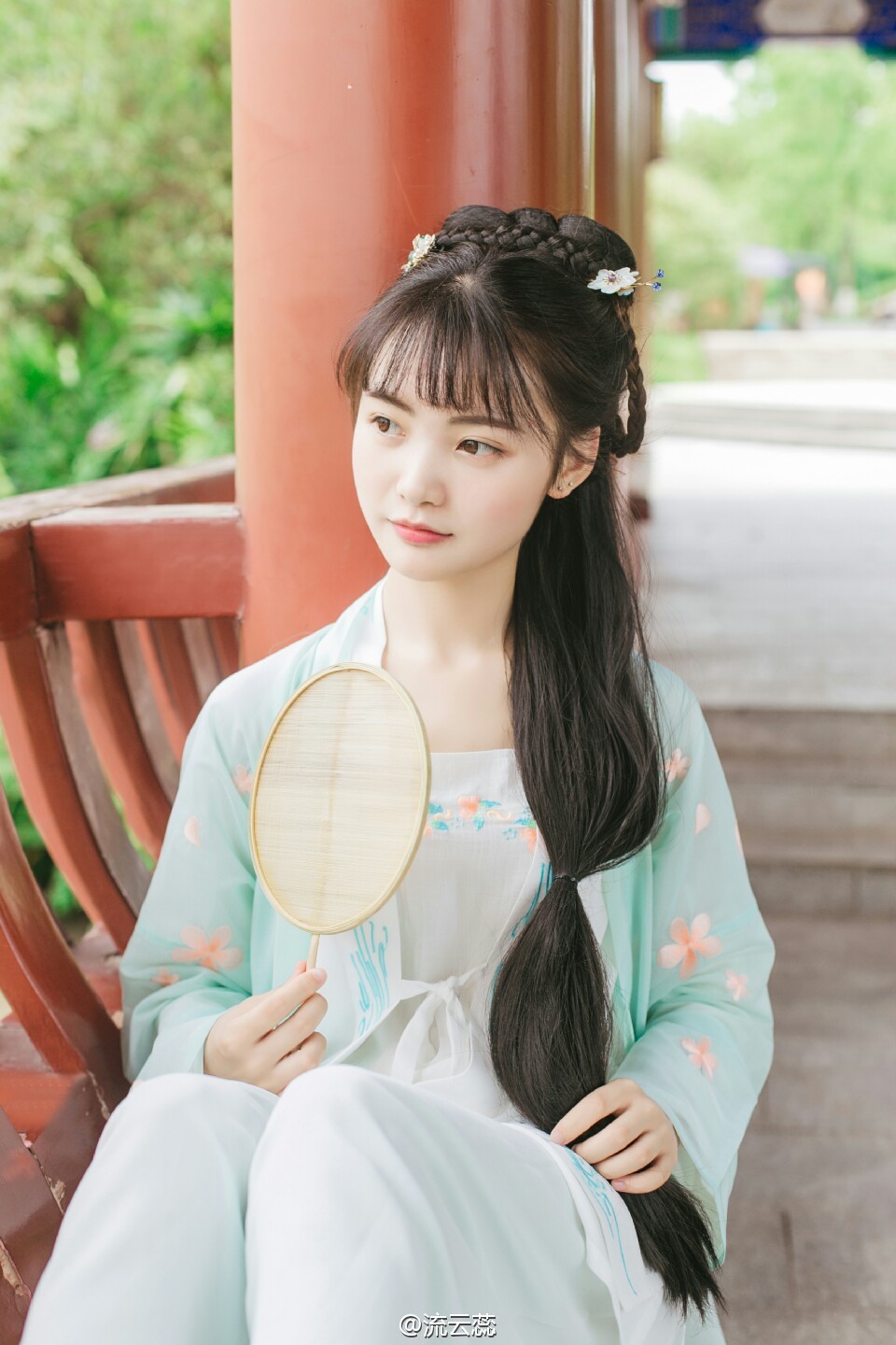 古装盘发刘海美女