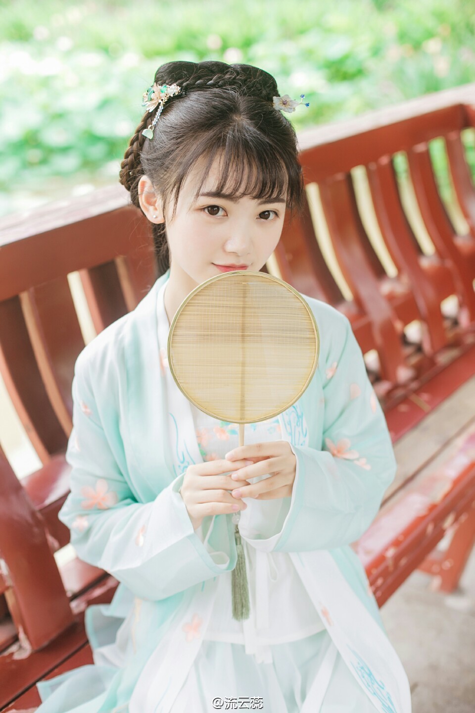 古装盘发刘海美女