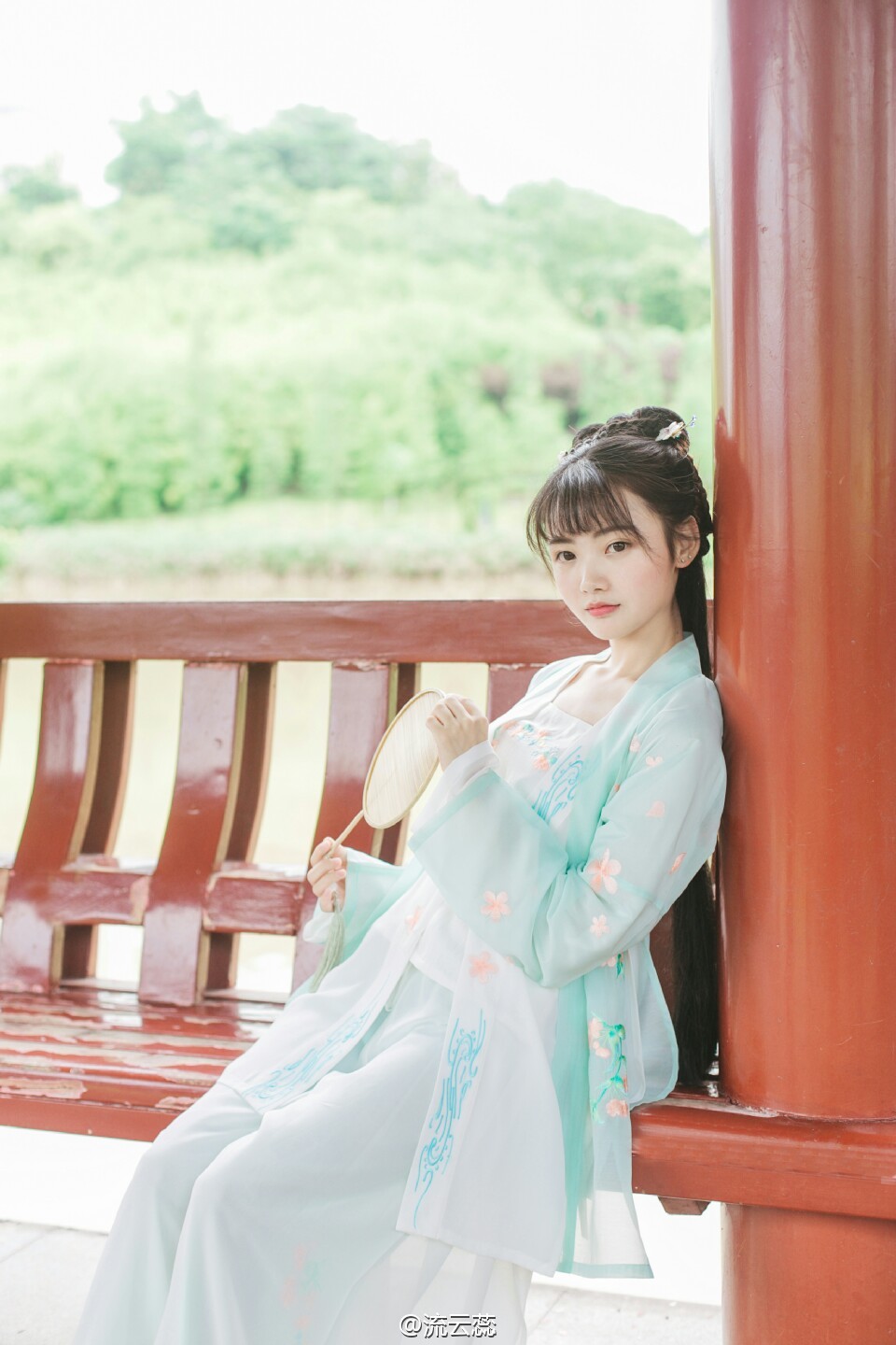 古装盘发刘海美女