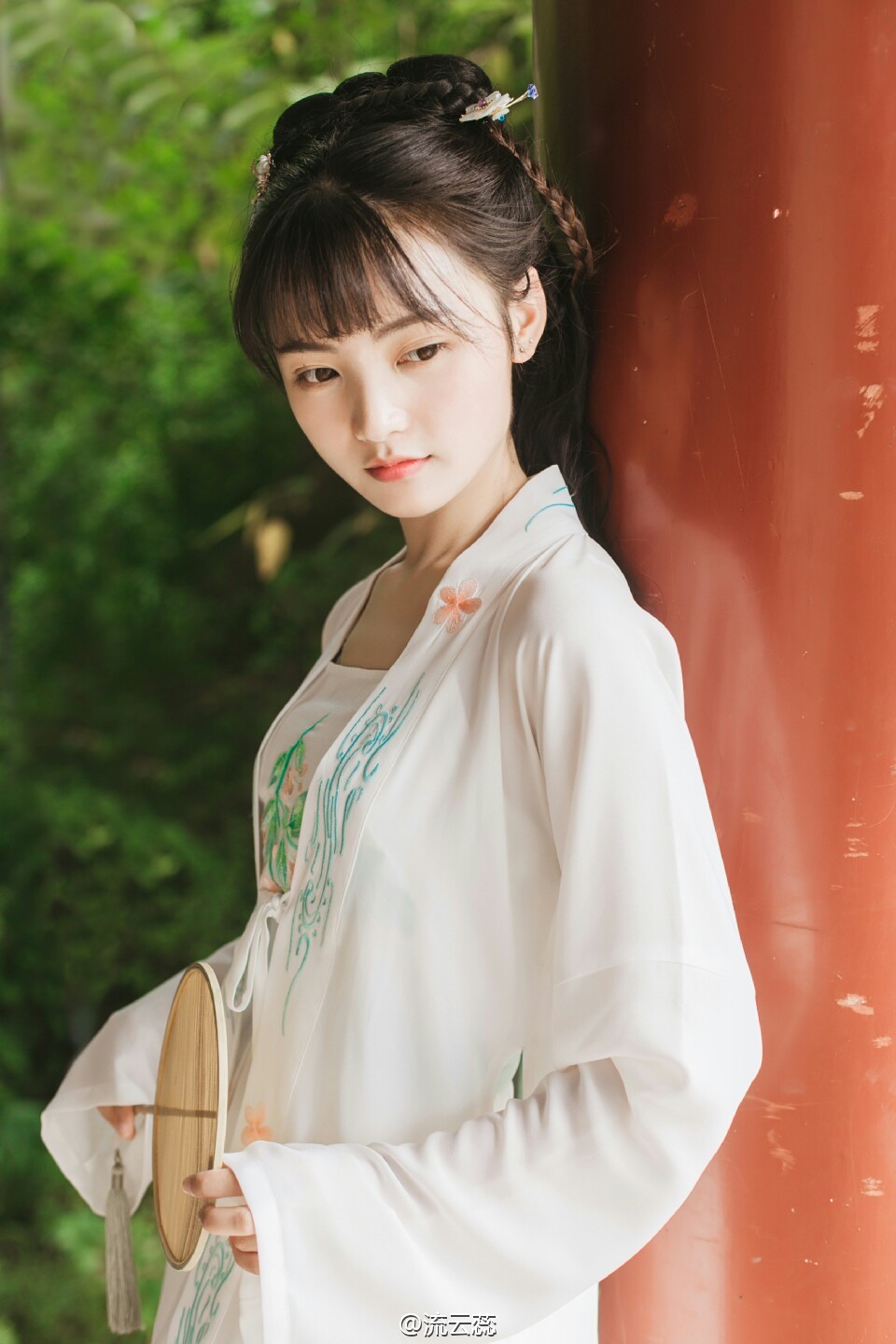 古装盘发刘海美女