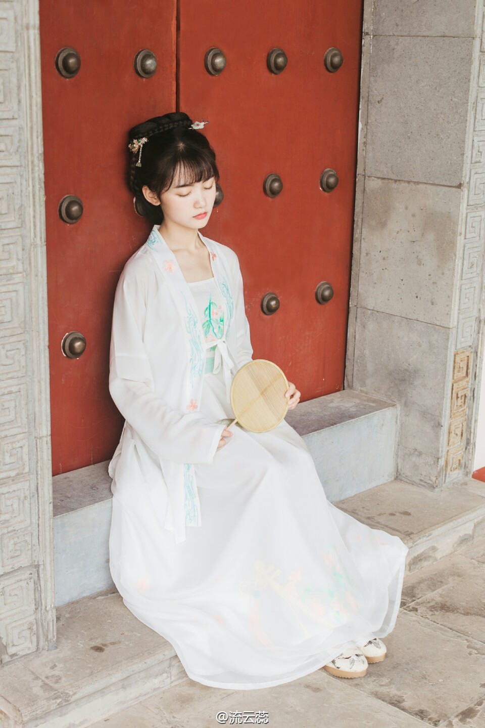 古装盘发刘海美女