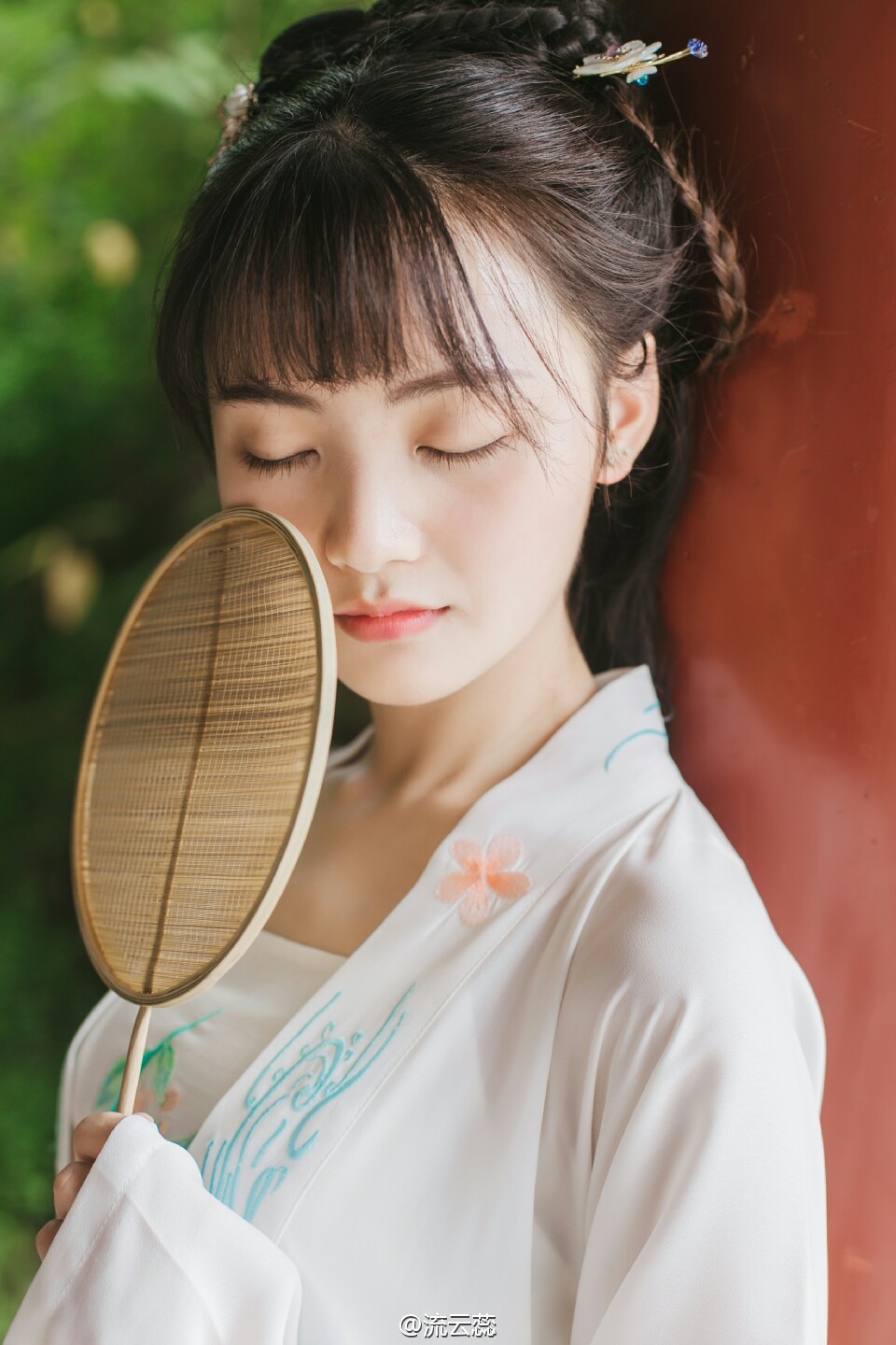 古装盘发刘海美女