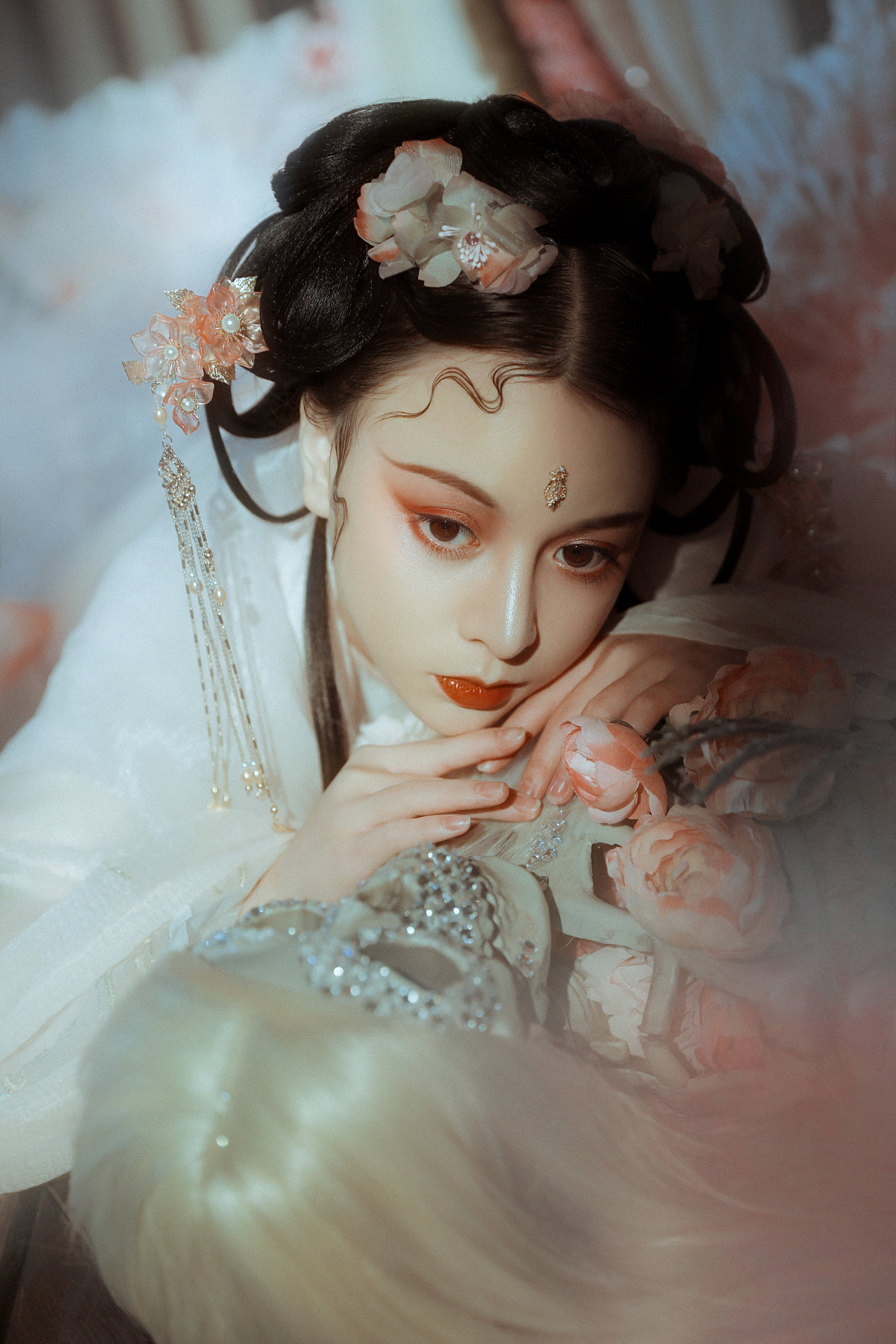 唐朝豪放女妆容精致粉面桃腮妩媚娇羞汉服美女写真