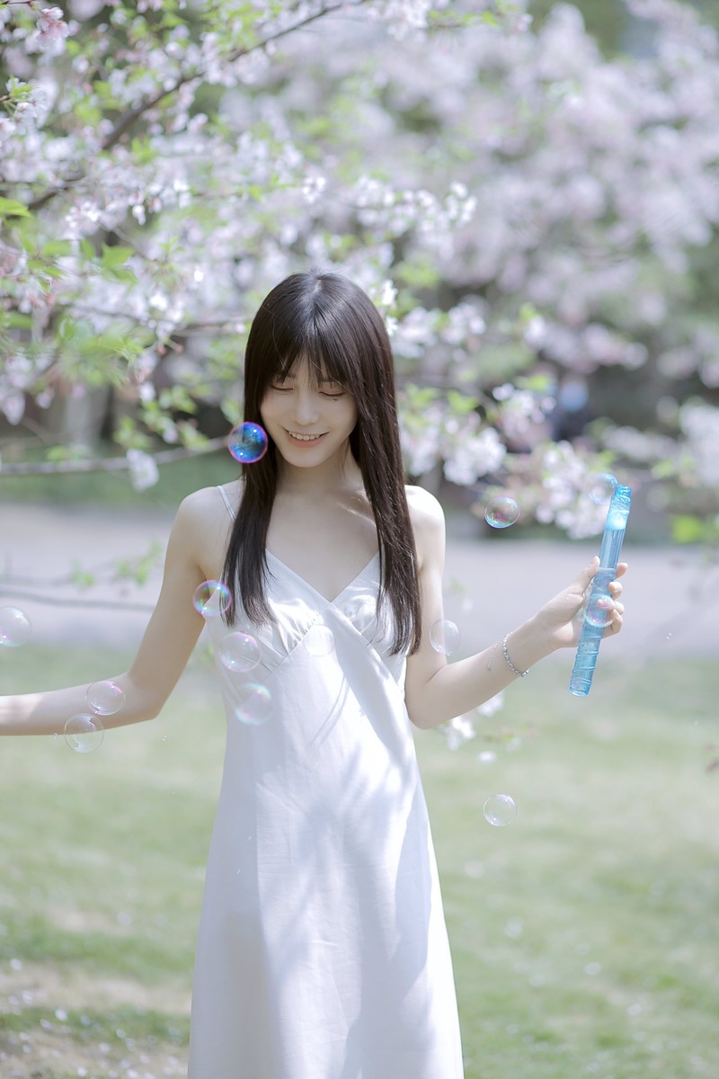 素颜女神身处桃林中气质清新脱俗唯美艺术写真摄影