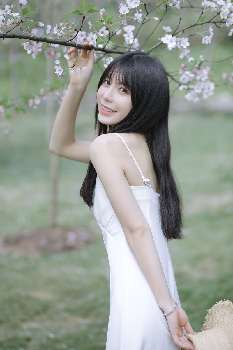 素颜女神身处桃林中气质清新脱俗唯美艺术写真摄影