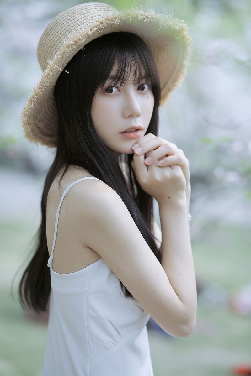 素颜女神身处桃林中气质清新脱俗唯美艺术写真摄影