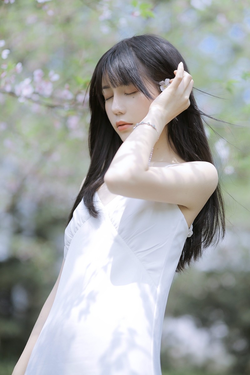 素颜女神身处桃林中气质清新脱俗唯美艺术写真摄影