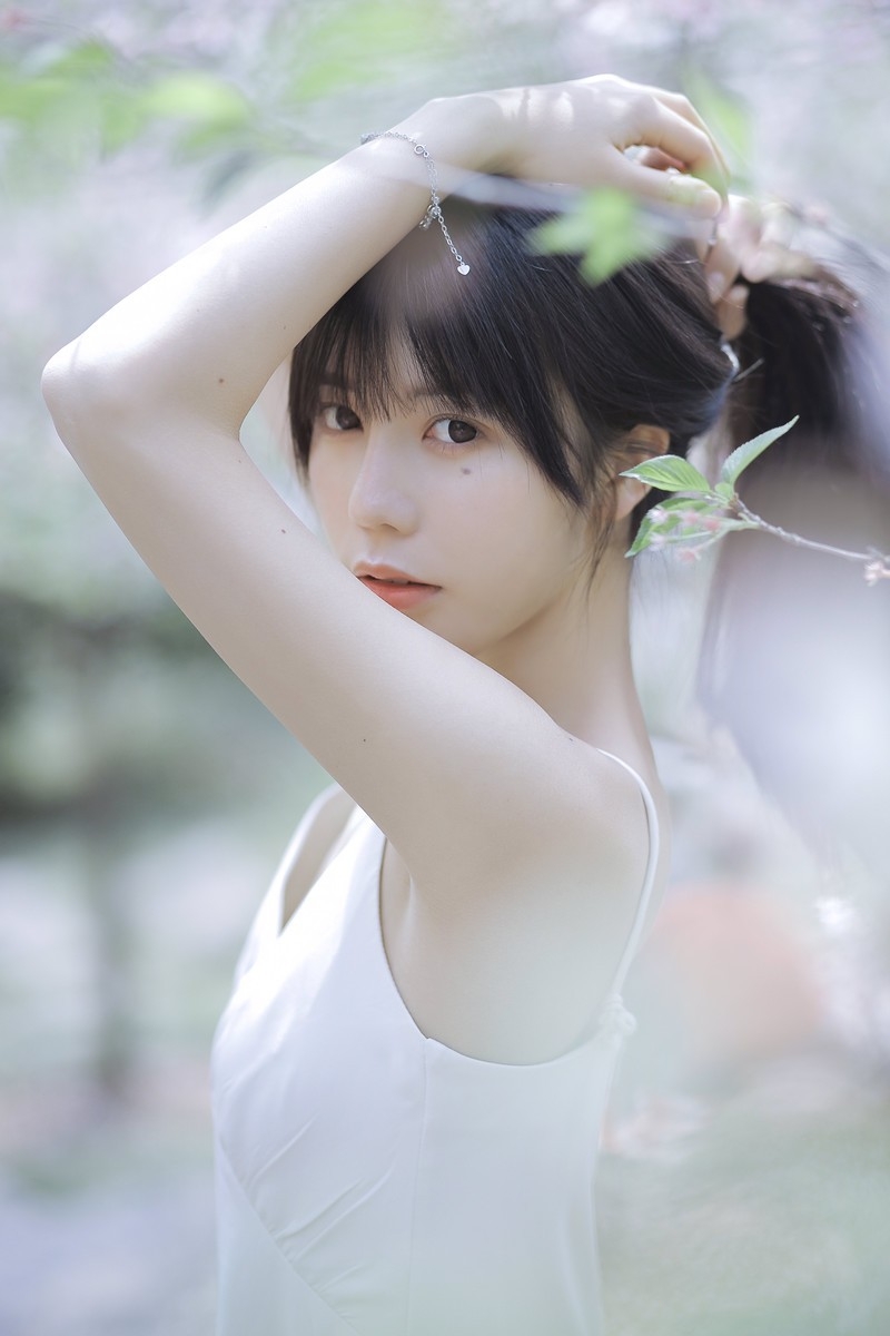 素颜女神身处桃林中气质清新脱俗唯美艺术写真摄影