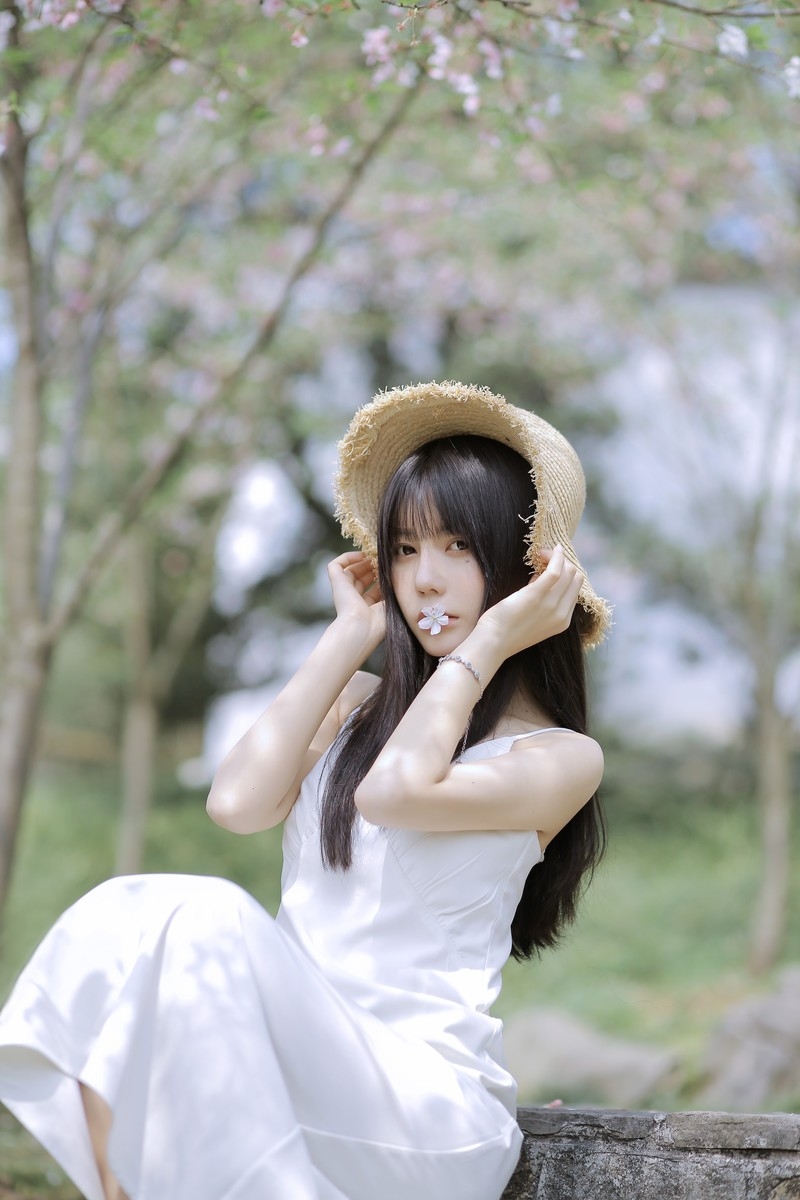 素颜女神身处桃林中气质清新脱俗唯美艺术写真摄影