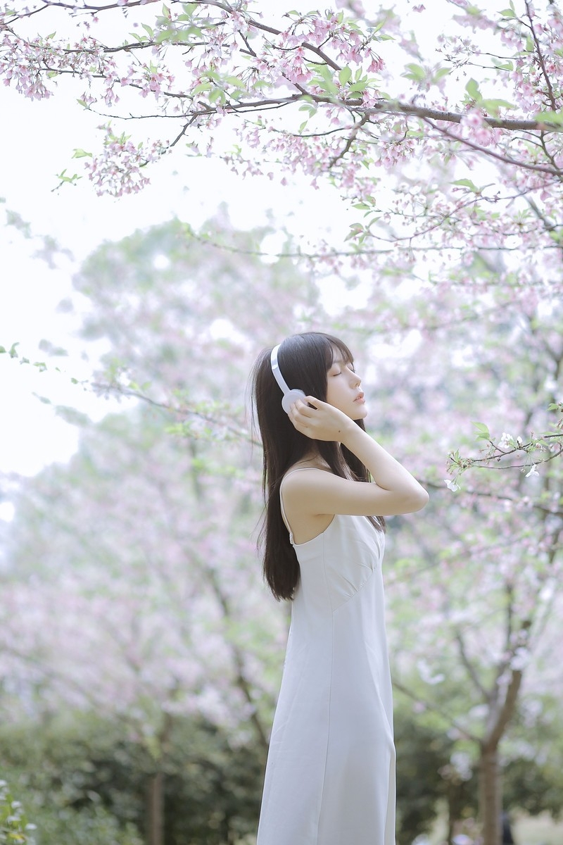 素颜女神身处桃林中气质清新脱俗唯美艺术写真摄影