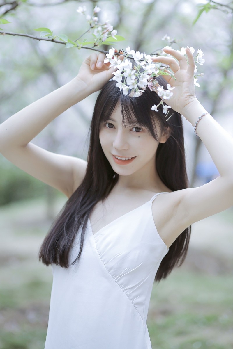 素颜女神身处桃林中气质清新脱俗唯美艺术写真摄影