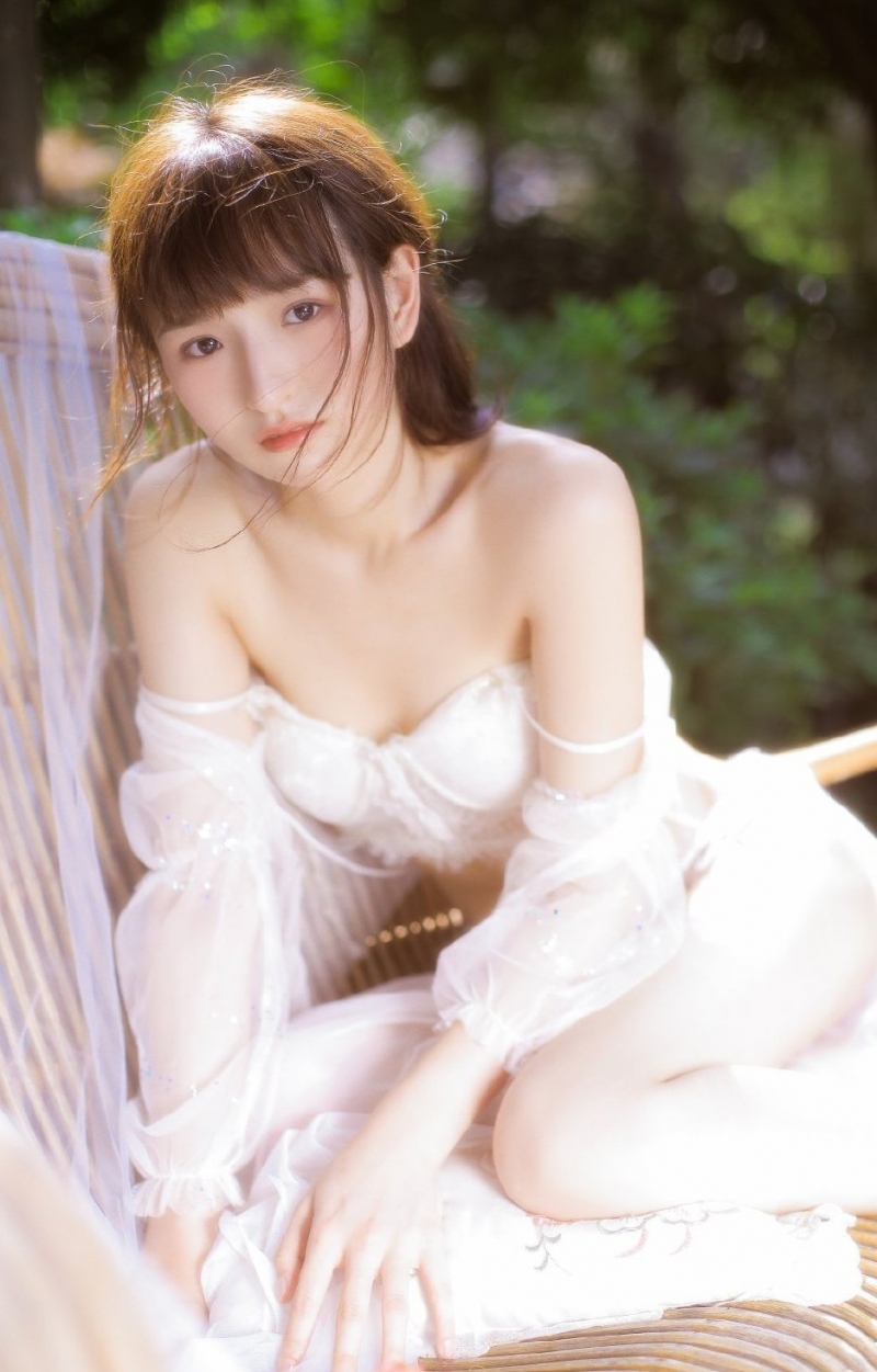 细腰美人身材纤细窈窕女生照片