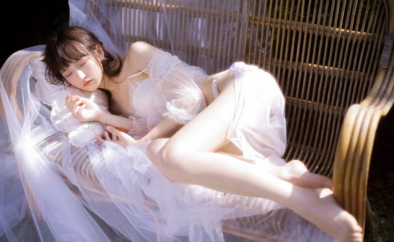 细腰美人身材纤细窈窕女生照片