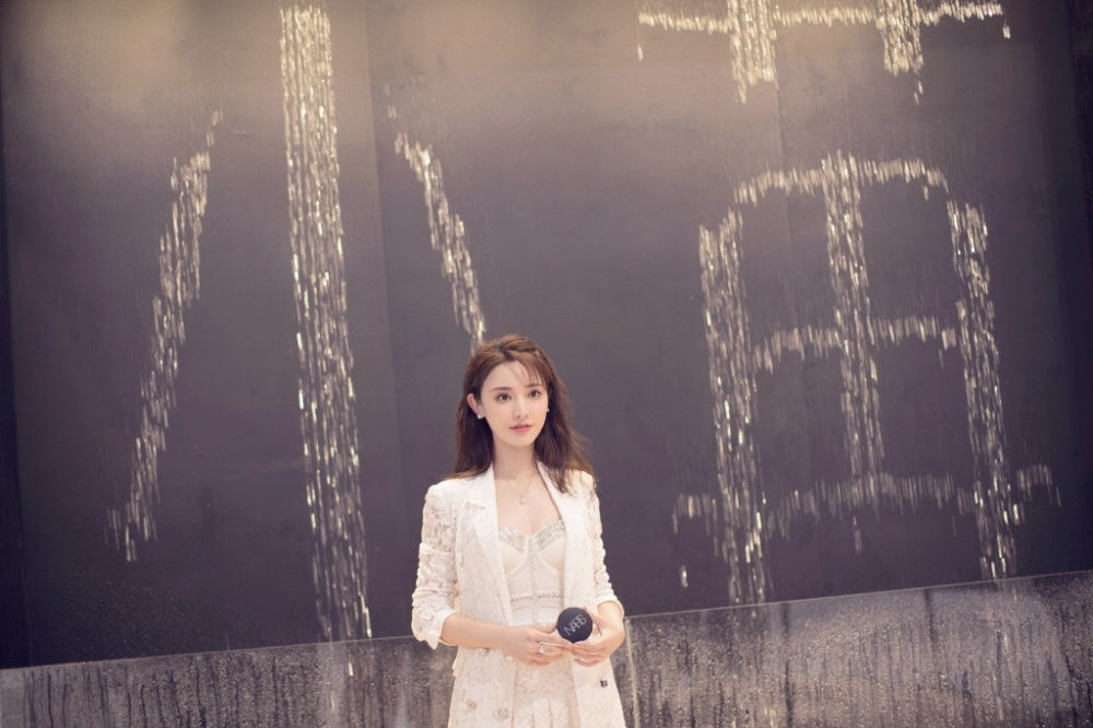 彭小苒白色蕾丝尽显大气优雅微卷发型甜美妩媚写真