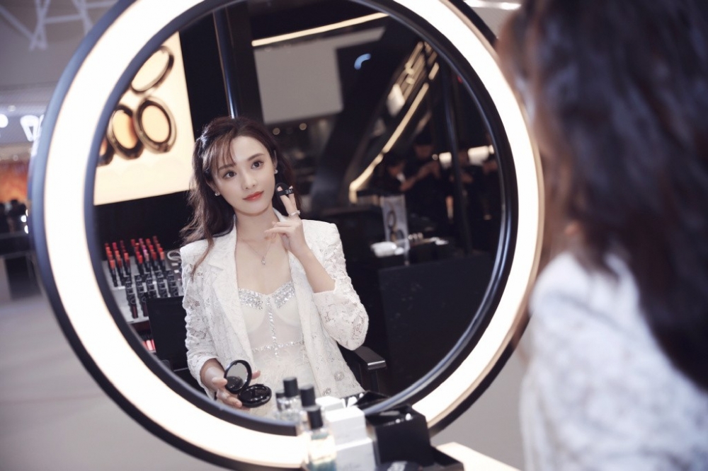 彭小苒白色蕾丝尽显大气优雅微卷发型甜美妩媚写真