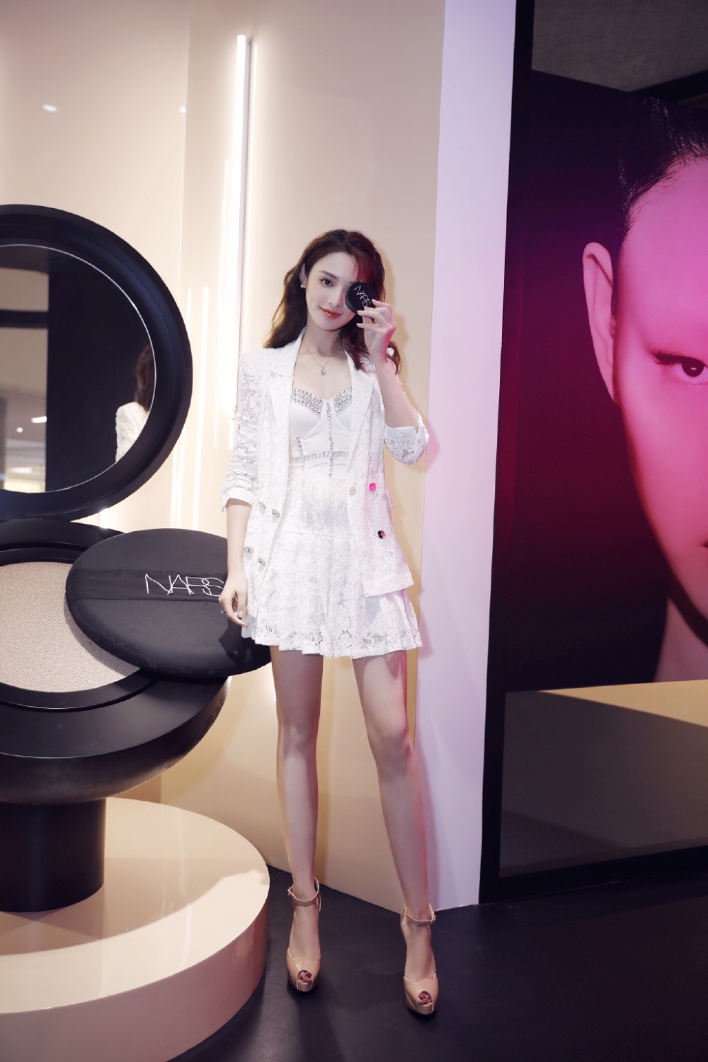 彭小苒白色蕾丝尽显大气优雅微卷发型甜美妩媚写真