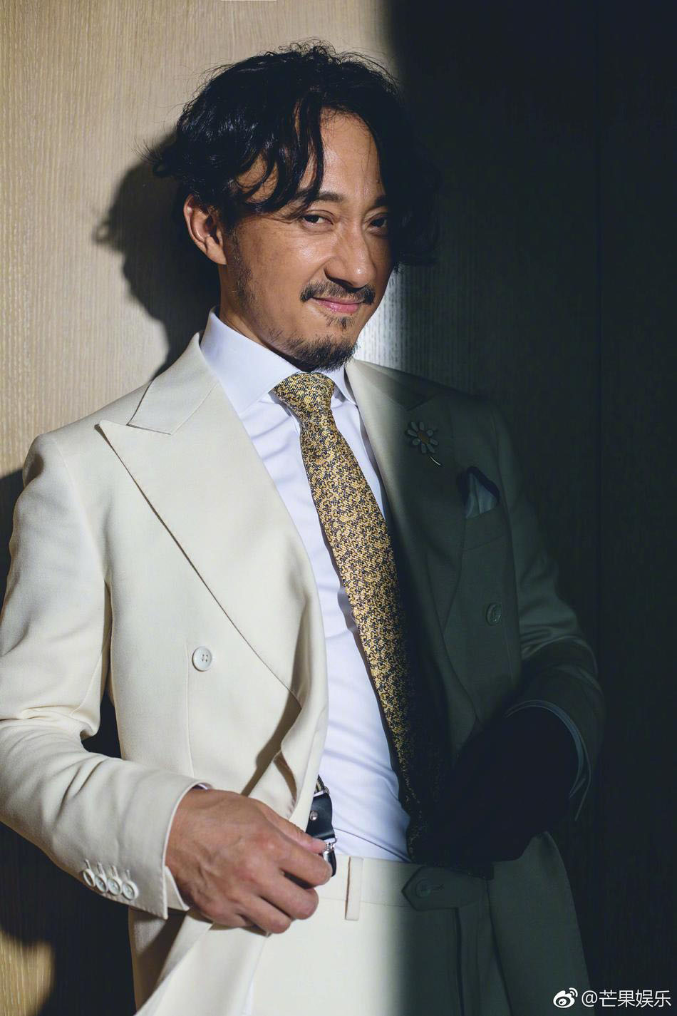 赵立新经典“三件套”穿搭 尽显精致魅力