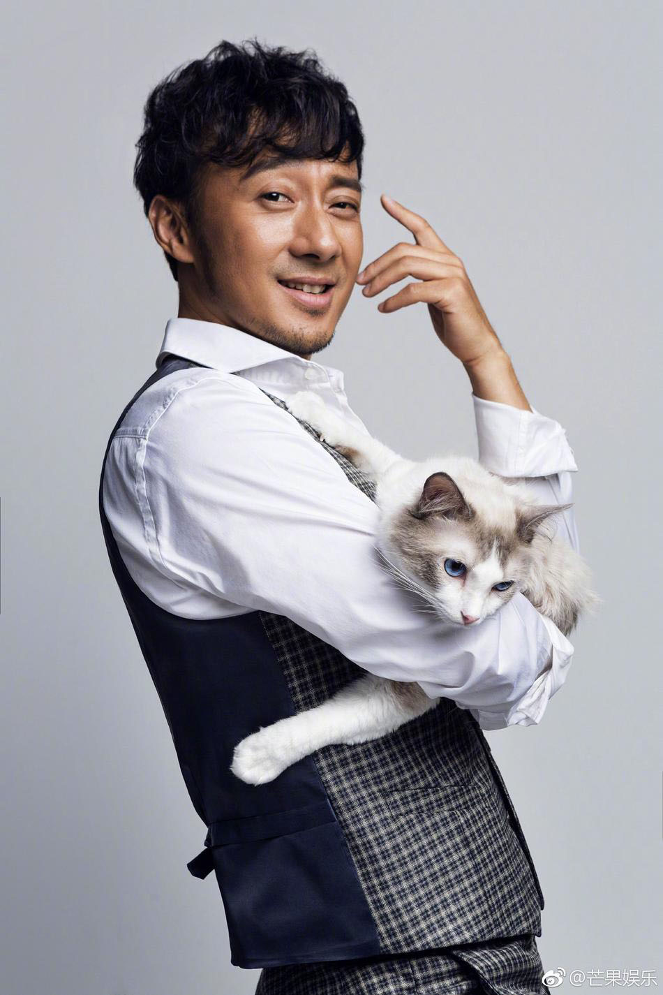 赵立新经典“三件套”穿搭 尽显精致魅力