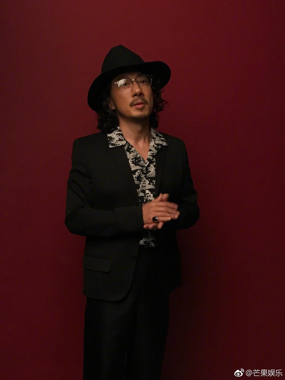 赵立新经典“三件套”穿搭 尽显精致魅力